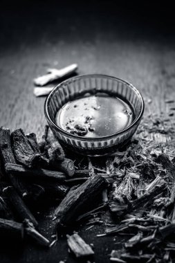 Meyan kökü kökleri tabloda çay