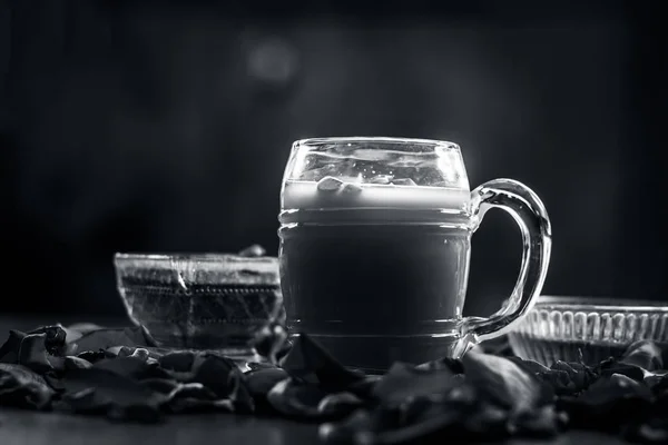 Indisches Getränk Gulab Shake Mit Rosenblättern Und Honig — Stockfoto