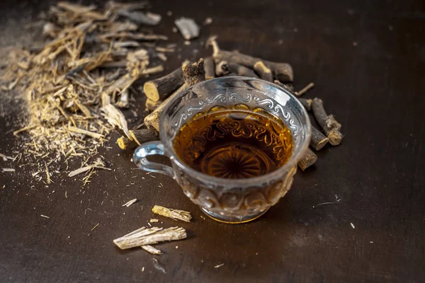 Primer Plano Con Raíces Regaliz Sobre Fondo Madera — Foto de Stock