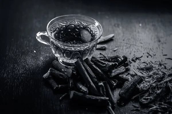 Tasse Kräutergetränk Mit Lakritzwurzeln — Stockfoto