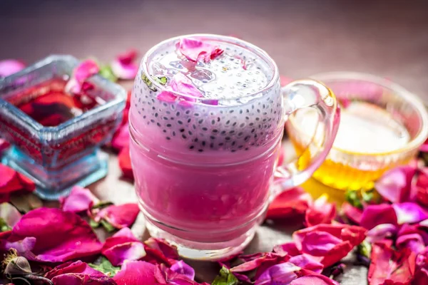 Bebida Fría Tradicional India Gulab Agitar Con Pétalos Rosa —  Fotos de Stock