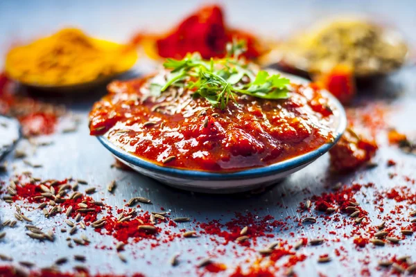 Indiase Tomaten Chutney Met Kruiden Zilveren Tafel — Stockfoto