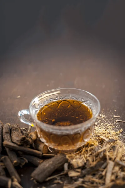 Tasse Tee Mit Lakritzwurzeln Auf Holztisch — Stockfoto