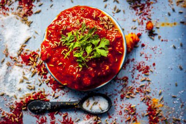 Hint domates chutney baharatlar ile üstten görünüm 