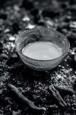 Yüz maskesi nohut unu ve bal için malzemelerin yakın çekim