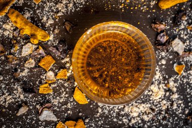 Bardakta çay ve masada baharatlar.