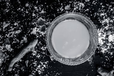 Yüz maskesi nohut unu ve bal için malzemelerin yakın çekim