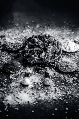 Hint yemeği vada maydanoz ve masada kuru baharat