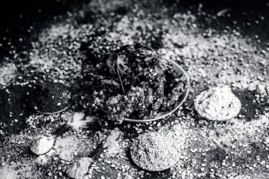 Hint yemeği vada maydanoz ve masada kuru baharat