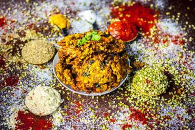 Tablo renkli baharatlar ile Hint vada, yakın çekim