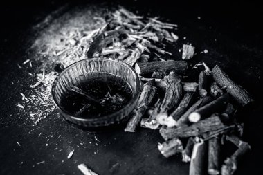 Meyan kökü kökleri ile geleneksel Ayurvedik bitkisel çay kapatır 