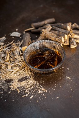 Meyan kökü kökleri ahşap arka plan üzerinde Ayurvedik bitkisel çay