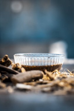 Meyan kökü kökleri ahşap arka plan üzerinde Ayurvedik bitkisel çay