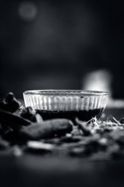Meyan kökü kökleri ile Ayurvedik bitkisel çay kapatır 