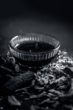 Meyan kökü kökleri ile Ayurvedik bitkisel çay kapatır 