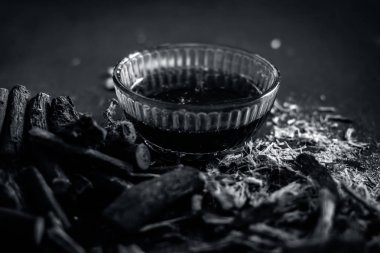 Meyan kökü kökleri ile Ayurvedik bitkisel çay kapatır 