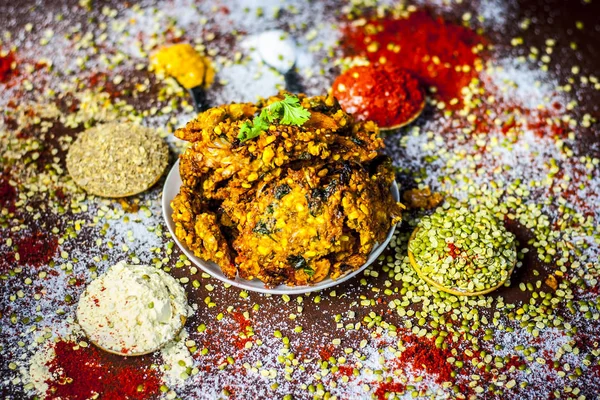 Tablo renkli baharatlar ile Hint vada, yakın çekim