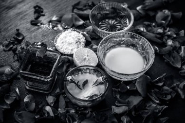 Gül suyu ve bal ile Ayurvedik bitkisel yüz maskesi için malzemeler