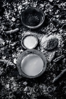 Nohut unu bal ve farklı baharatlar ile üstten görünüm tablo