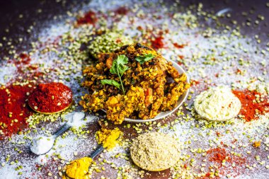 Renkli baharatlar ile geleneksel Hint vada, yakın çekim