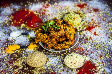 Renkli baharatlar ile geleneksel Hint vada, yakın çekim