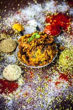 Geleneksel Hint ramazan vada farklı baharatlar ile