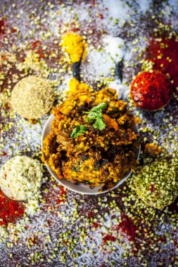 Geleneksel Hint ramazan vada farklı baharatlar ile