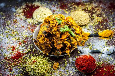 Geleneksel Hint ramazan vada farklı baharatlar ile