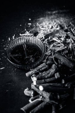 Meyan kökü kökleri ile Ayurvedik bitkisel çay