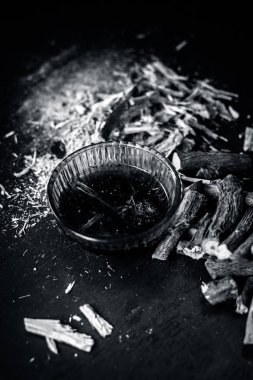 Meyan kökü kökleri ve talaşı ile bitkisel çay 