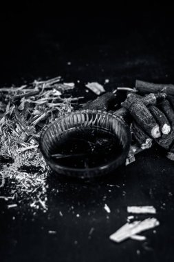 Meyan kökü kökleri ve talaşı ile bitkisel çay 