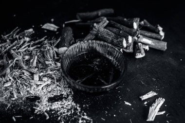 Meyan kökü kökleri ve talaşı ile bitkisel çay 