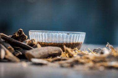 Meyan kökü kökleri ile bitkisel çay kapatır 