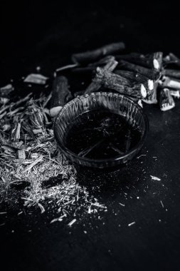 Meyan kökü kökleri üzerinde tablo ile bitkisel çay kapatır