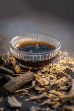 Meyan kökü kökleri ile bitkisel çay kapatır 