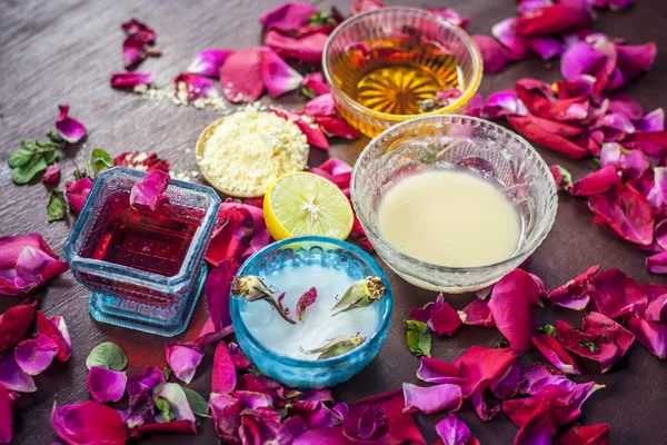 Ingrediënten Voor Ayurvedische Kruiden Gezichtsmasker Met Rozenwater Honing — Stockfoto