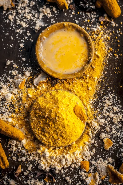ヒヨコ豆の粉にはちみつとアーユルヴェーダ スパイス テーブルの上 — ストック写真