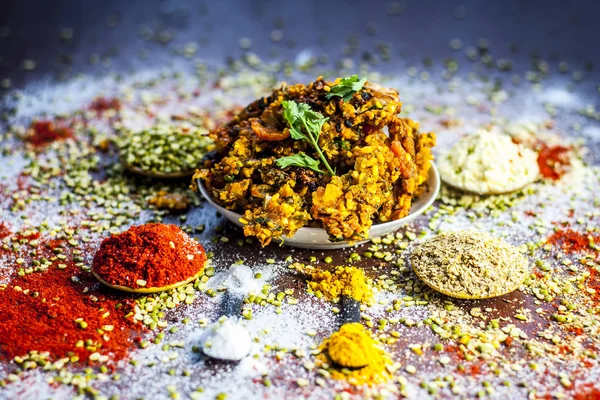 Traditionele Indiase Vada Met Kruiden Zilveren Tafel — Stockfoto