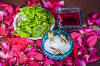 Aloe vera, gül suyu ve süt krem bitkisel yüz maskesi