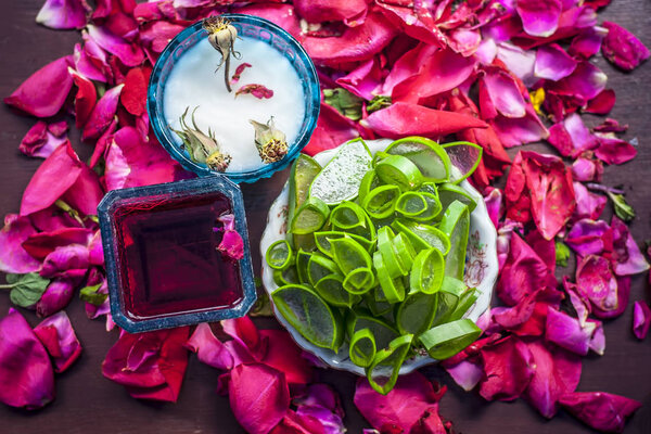 Herbal face mask with aloe vera, rose water and milk cream