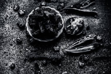 Baharat ve otlar ile popüler Hint çanak Barali bindi, yakın çekim