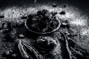 Baharat ve otlar ile popüler Hint çanak Barali bindi, yakın çekim