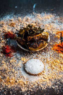 Tablo renkli baharatlar ile dolması yeşil chilies, yakın çekim