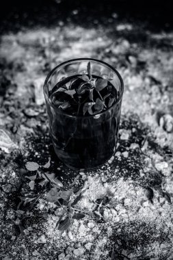 Ayurvedik bitkisel içki fesleğen ve zencefil tozu ile yakın çekim