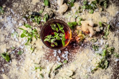 Ayurvedik bitkisel içki fesleğen ve zencefil tozu ile üstten görünüm