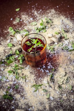 Ayurvedik bitkisel içki fesleğen ve zencefil tozu ile yakın çekim