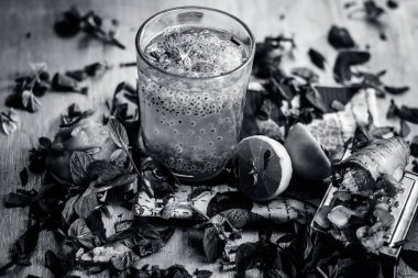 Popüler Hint Jaggery Shrabat içkiyle limon ve sabja tohumlar