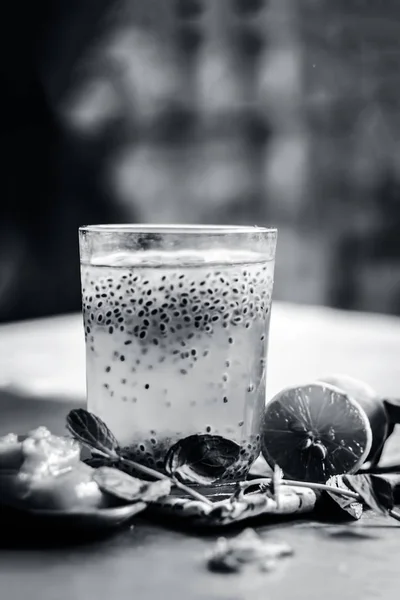 Популярный Индийский Напиток Jaggery Shrabat Семенами Лимона Сабьи — стоковое фото