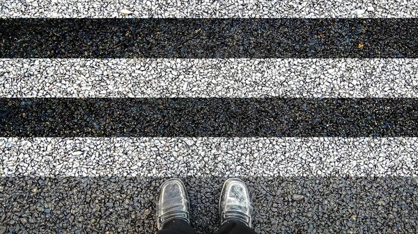 Primer Plano Las Piernas Del Hombre Cebra Carretera Pública — Foto de Stock