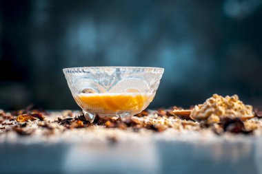 Parlak parlak, taze cilt için koyu Gotik renklerde ahşap bir yüzey üzerinde Nohut unu, bal, gül suyu, gül yaprakları bir Yüz paketi malzemelerin yakın.